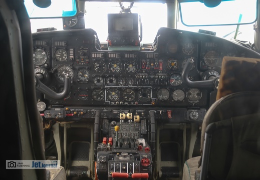 An-26, ex. 375 LSK NVA / 52+04 BW - Cockpit