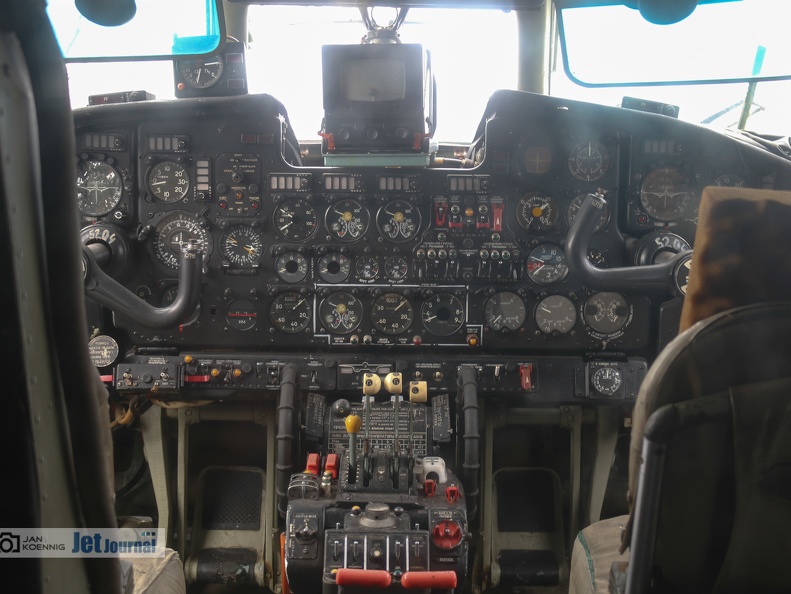 An-26, ex. 375 LSK NVA / 52+04 BW - Cockpit