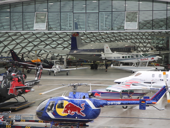 Blick in den Hangar neben Hangar 7 (1016 Besuche) Blick in den Hangar neben Hangar 7