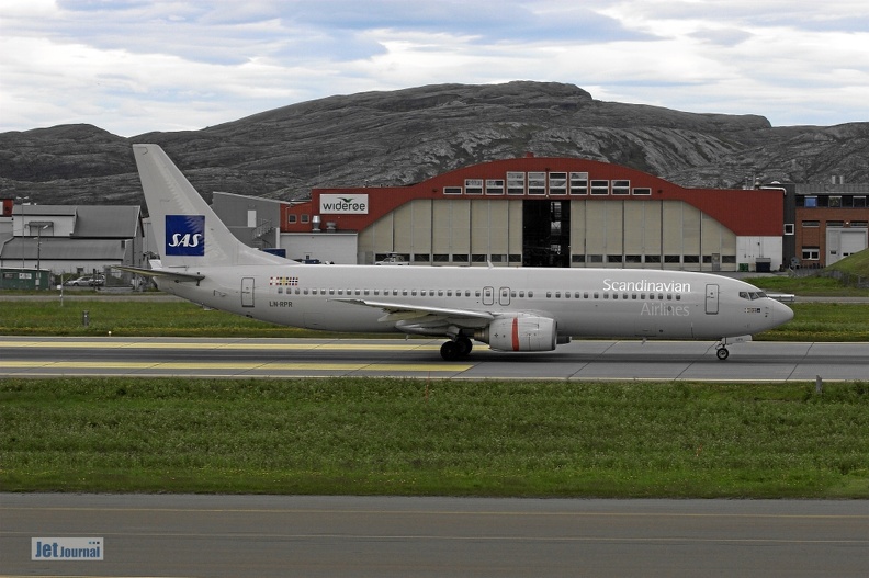 LN-RPR Boeing 737-883 SAS Scandinavian Airlines.jpg