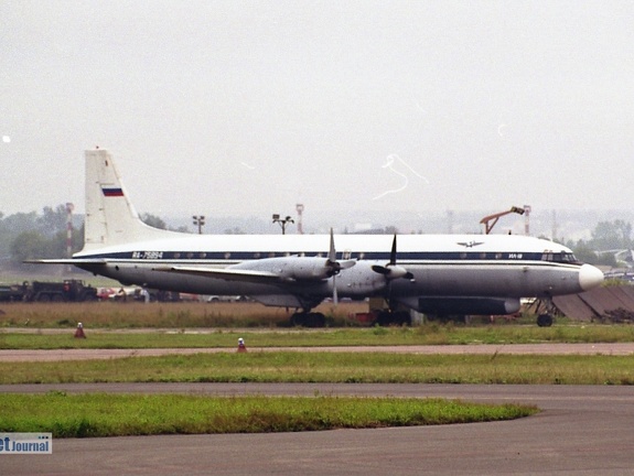 Il-18, RA-75894 (97 visits) Moskau/Schukowski 2003 , seltene Il-18 mit Sonderausstattung unter dem Rumpf, LII Testmaschine (?) Il-18, RA-75894
